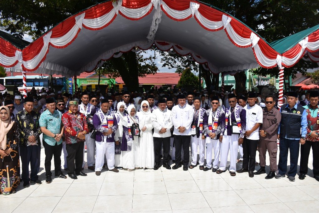 Ketua DPRD Kapuas Lepas Jamaah Haji dengan Doa dan Pesan Kebersamaan