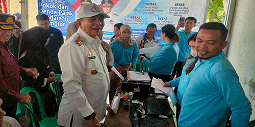 Kunjungi Desa Sumberejo, Bupati M Yamin Serahkan Bukti Lunas PBB-P2