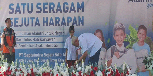 PT SIS Salurkan Bantuan Seragam dan Perlengkapan Sekolah di SDN 2 Jaar