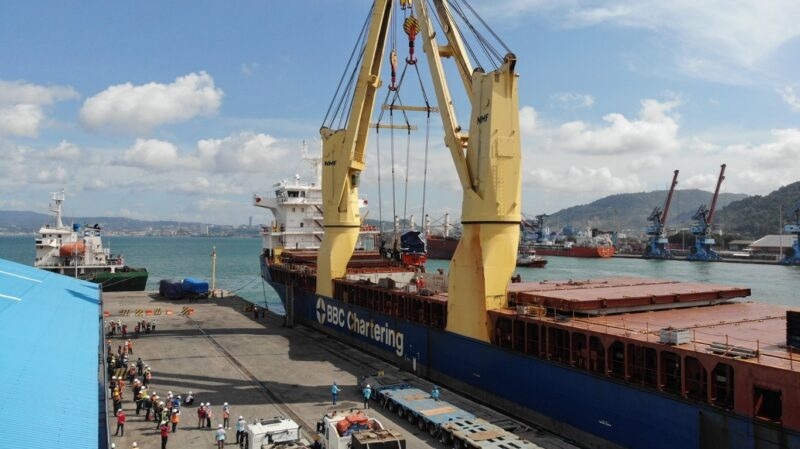 PTP Nonpetikemas Cabang Panjang Melayani Bongkar Lokomotif Impor dari Amerika Serikat