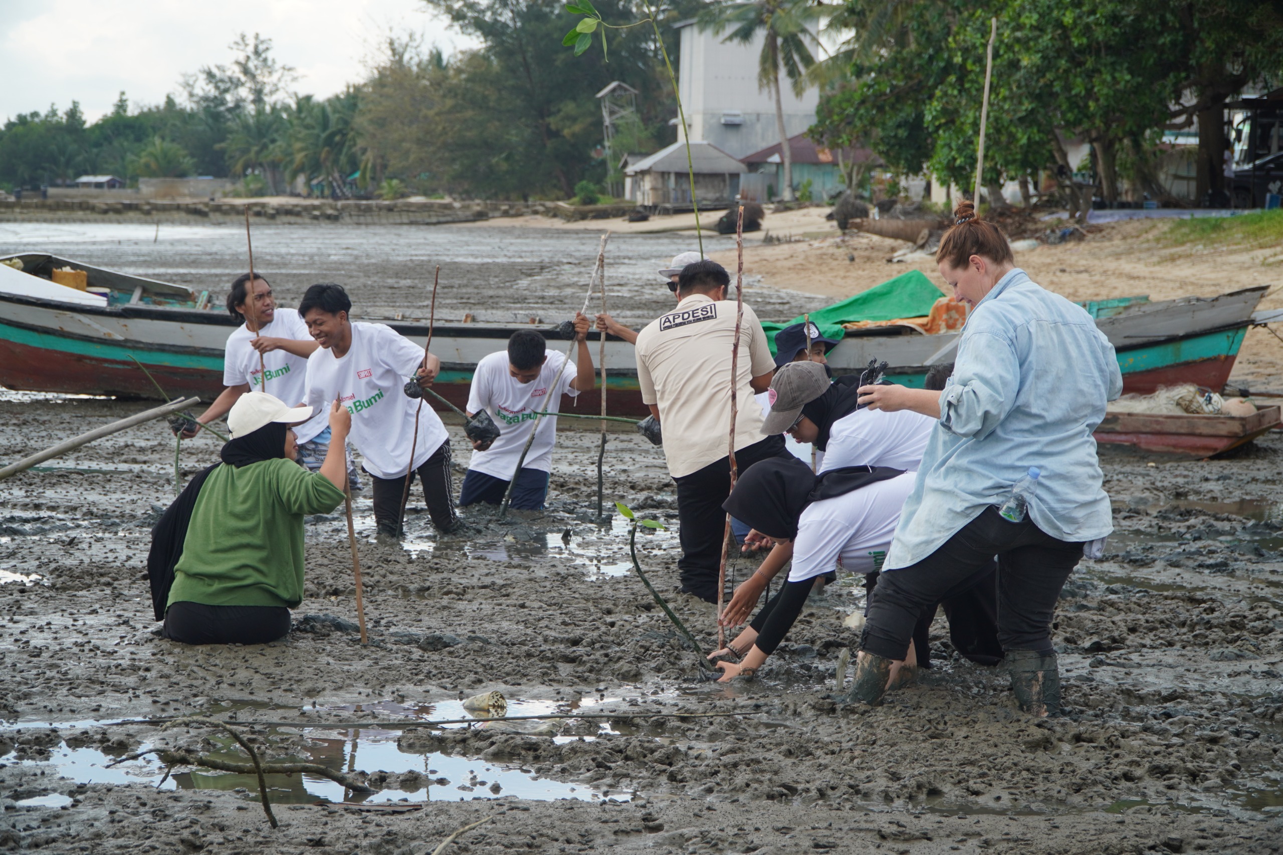 Telkomsel Tanam 500 Mangrove di Keraya, Dorong Kolaborasi Jaga Lingkungan