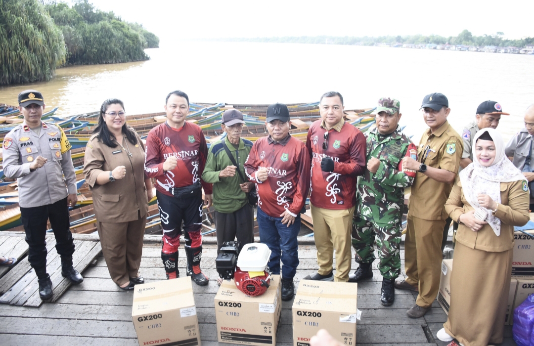 Bupati Kapuas Serahkan Bantuan Alat Tangkap Ikan kepada Nelayan Sei Pitung