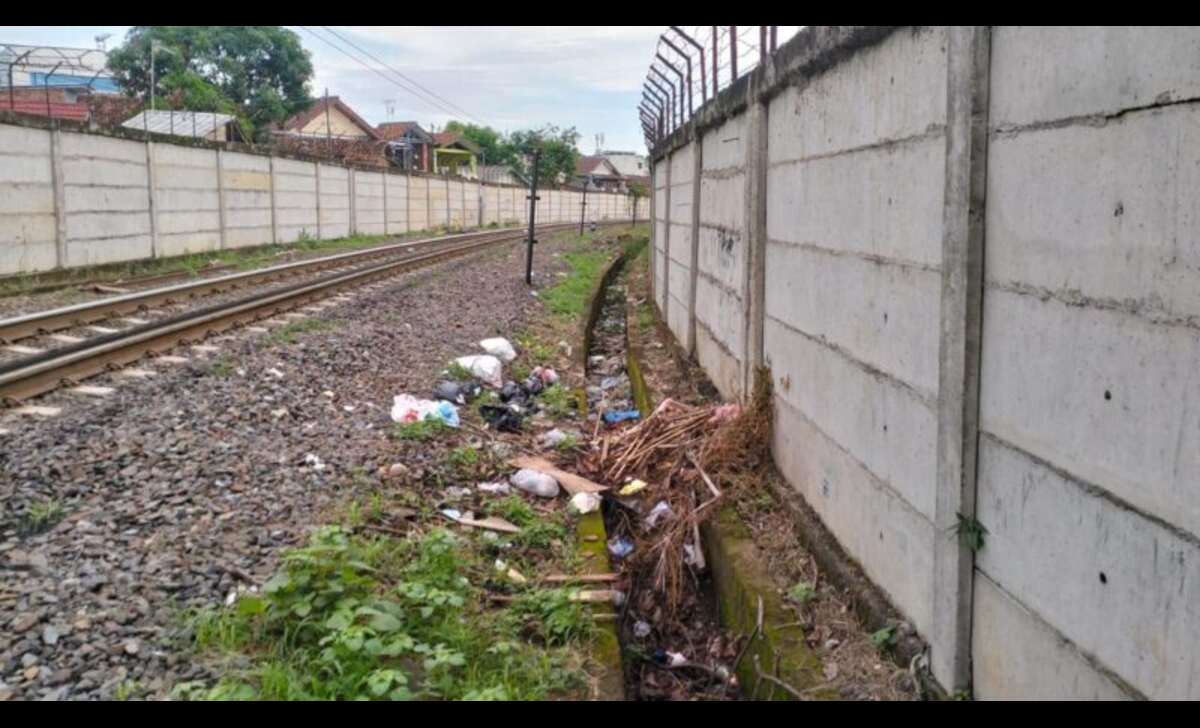 KAI Divre IV Tanjungkarang Imbau Warga Tidak Buang Sampah di Sekitar Jalur Rel Kereta Api