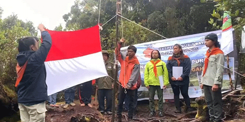 HUT ke-80 RI, Comodo Mapala FEB UPR Kibarkan Bendera Merah Putih di Puncak Bukit Raya