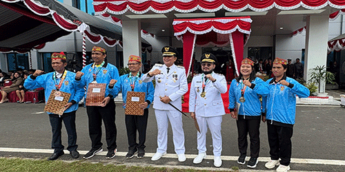 Bupati Barito Timur Serahkan Penghargaan Satyalancana, Medali FORNAS dan Sertifikat Tanah