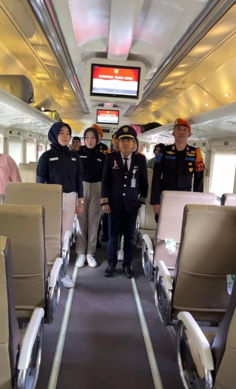 Peringati Hari Kemerdekaan RI, KAI Gelar Aksi Serentak Kumandangkan Indonesia Raya di Stasiun dan Kereta