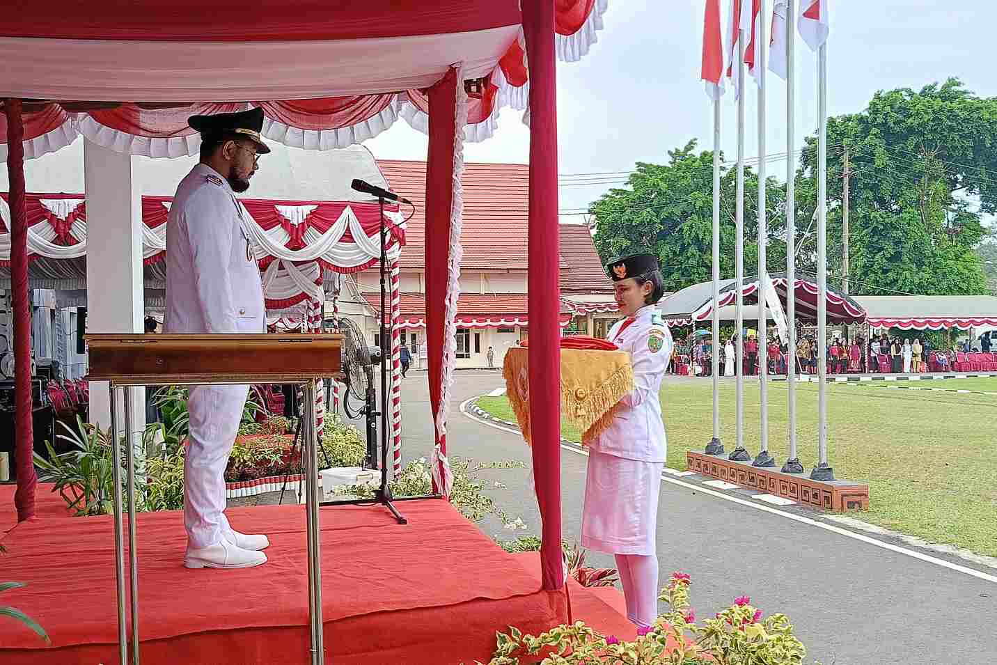 Wabup Bartim Pimpin Upacara Penurunan Bendera, Momentum HUT RI Sebagai Titik Bangkit Pembangunan