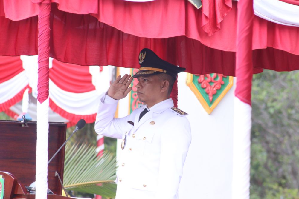 Firdaus Pimpin Penurunan Bendera HUT RI ke-80: Katingan Tunjukkan Semangat Persatuan