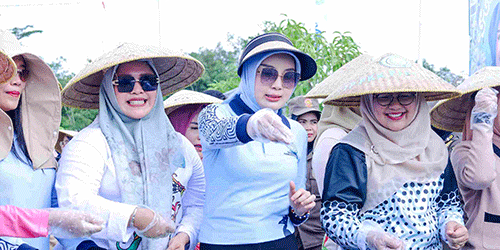 Aisyah Thisia Agustiar Sabran bersama Peserta Rakerda TP-PKK Kunjungi Taman Aku Hayati PKK