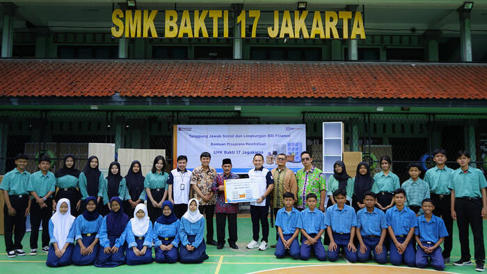 BRI Finance Rayakan Hari Pelanggan Nasional dengan Perkuat Komitmen TJSL Bidang Pendidikan