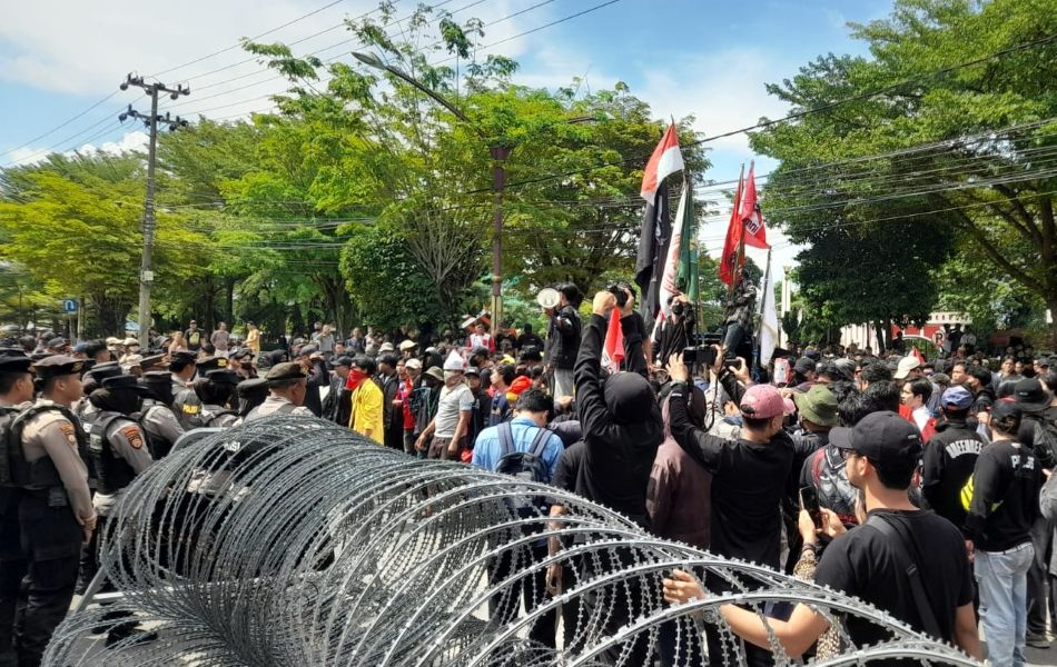 Mahasiswa Suarakan Tuntutan Rakyat, Aksi Damai Warnai Gedung DPRD Kalteng