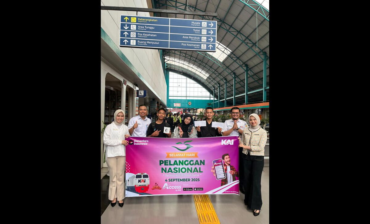 Hari Pelanggan Nasional 2025, KAI Divre III Palembang Sapa Langsung Penumpang di Stasiun Kertapati