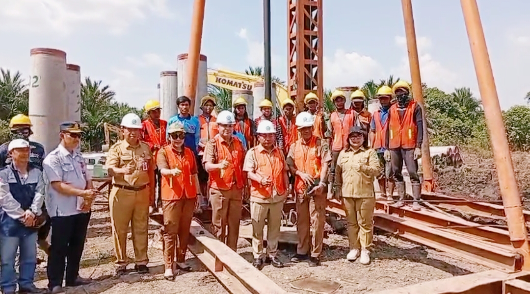 Bupati Wiyatno Tinjau Pembangunan Jembatan Sei STI Menghubungkan Desa Terusan