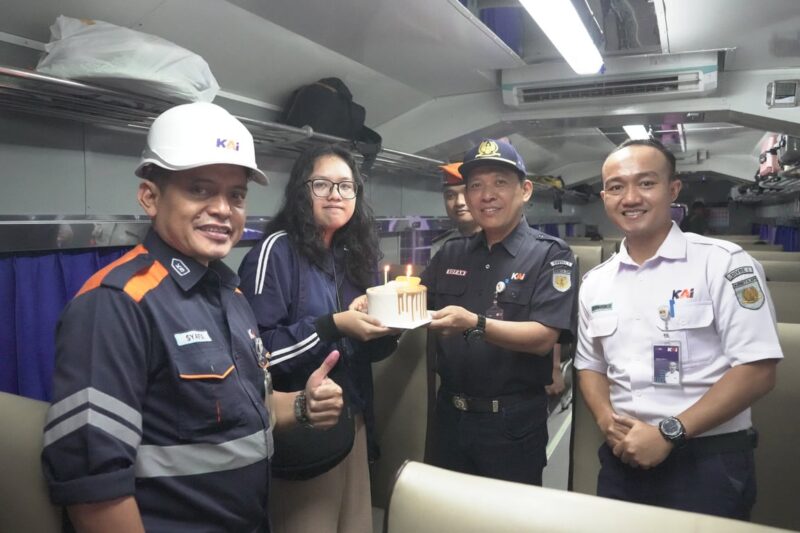 Peringati Hari Pelanggan Nasional, KAI Sumut Bagikan Bingkisan dan Kejutan Ulang Tahun kepada Penumpang