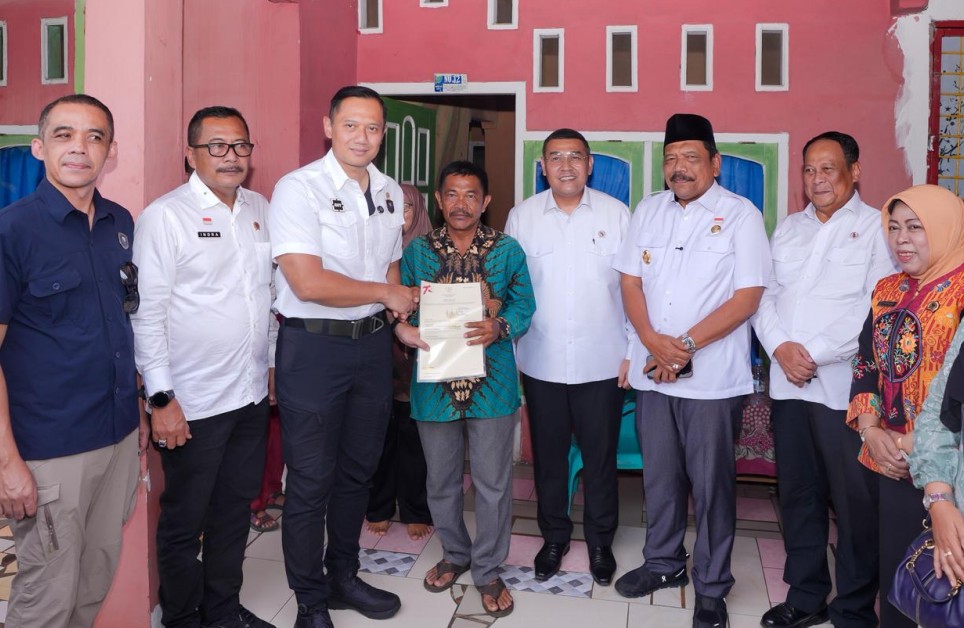 Bersama Menko AHY Serahkan Sertipikat Tanah untuk Rakyat di Bengkulu, Wamen Ossy Apresiasi Peran Pemerintah Daerah