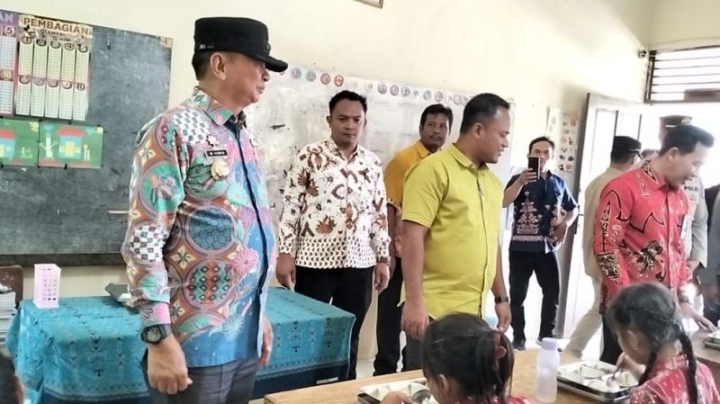 Bupati Barito Timur Tinjau Langsung Program Makanan Bergizi Gratis di Sekolah