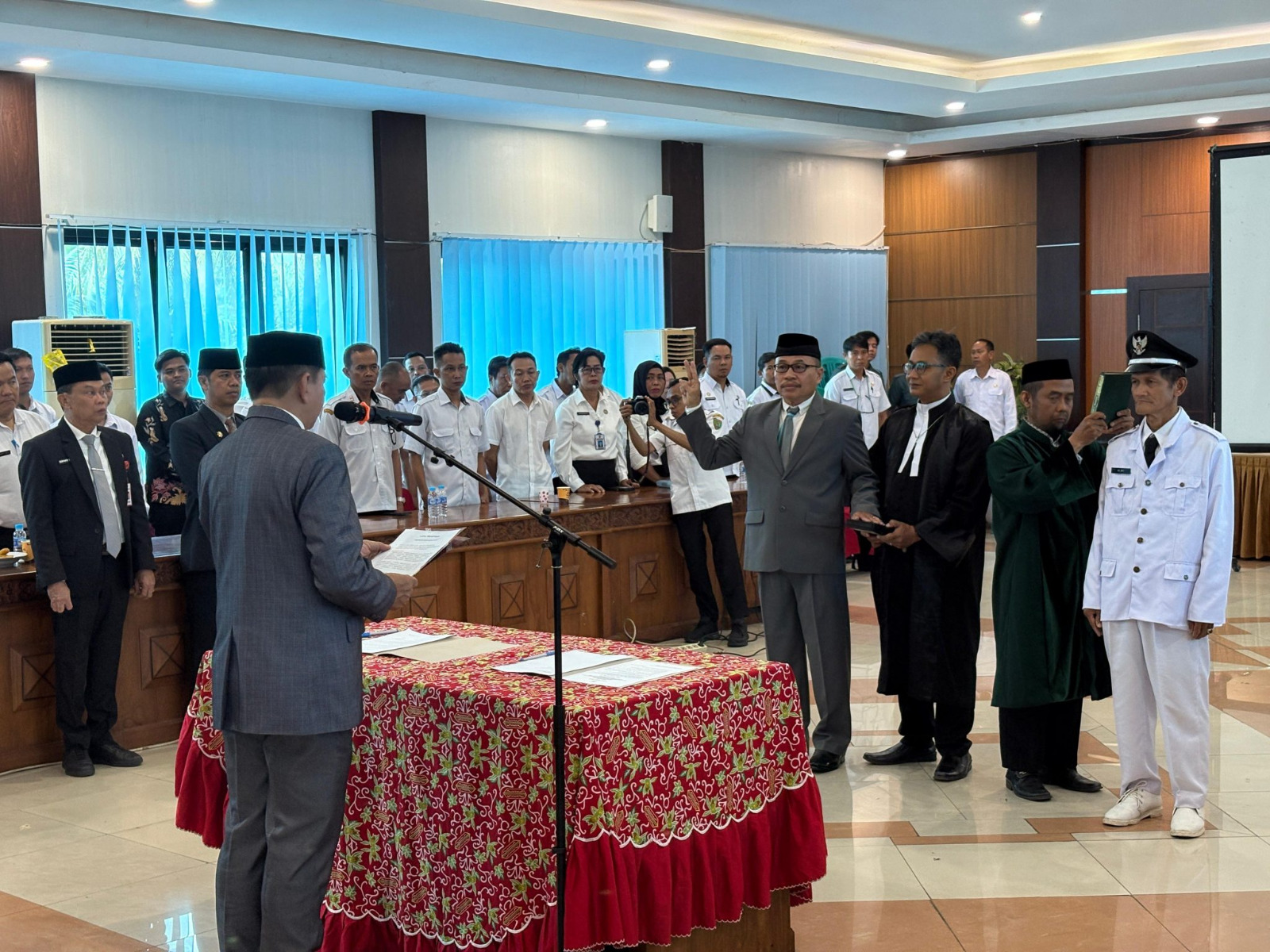 Bupati Barito Timur Lantik Staf Ahli dan Kades PAW, Dorong Sinergi dan Kepemimpinan Berintegritas