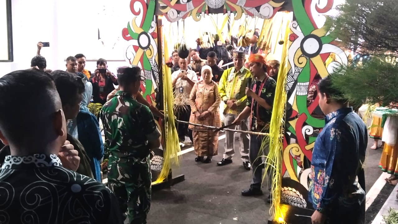 Dandim Baru Disambut Adat Natas Banyang