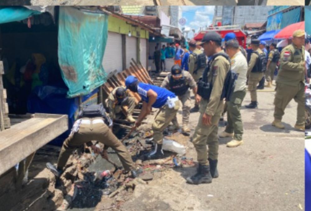 Gotong Royong Bersihkan Drainase dan Sampah di Pasar Kereng Pangi