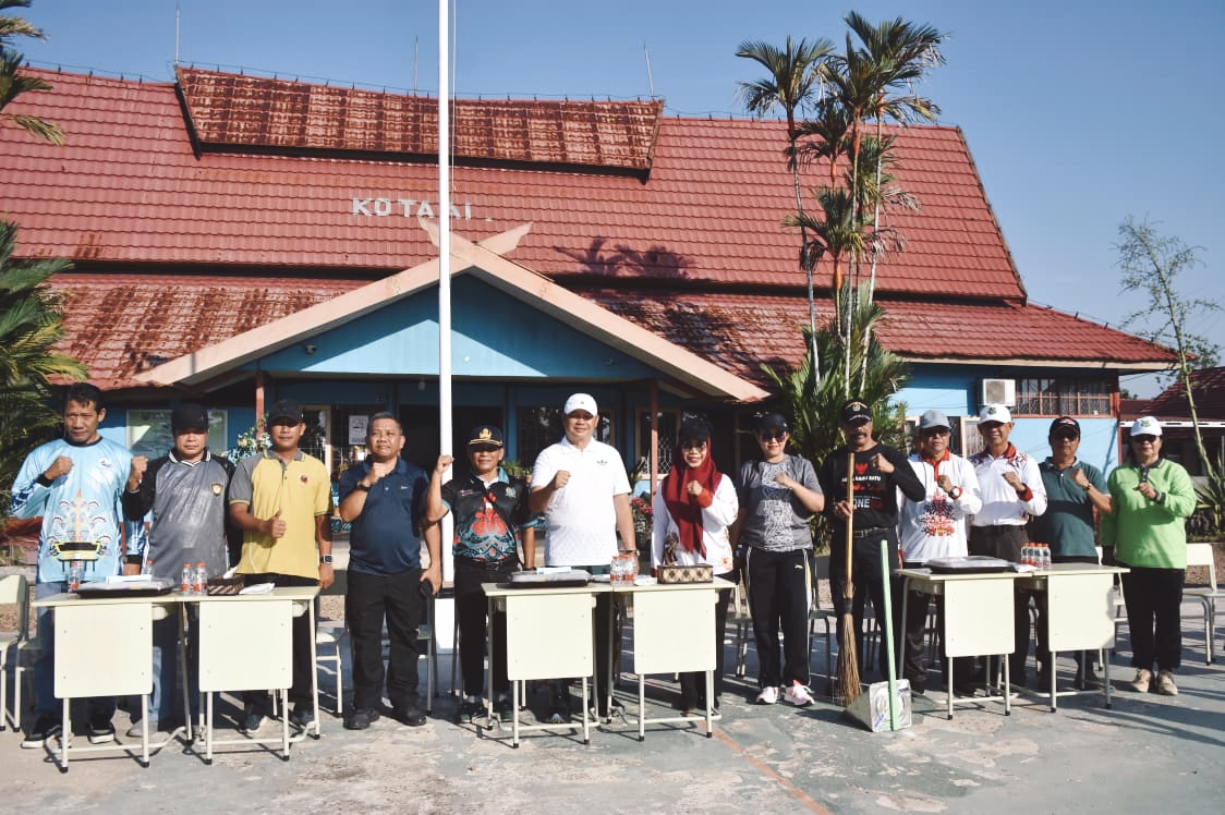 Sekda Kapuas Pimpin Jum’at Bersih dan Hijau 2025 di SMKN 3 Kapuas