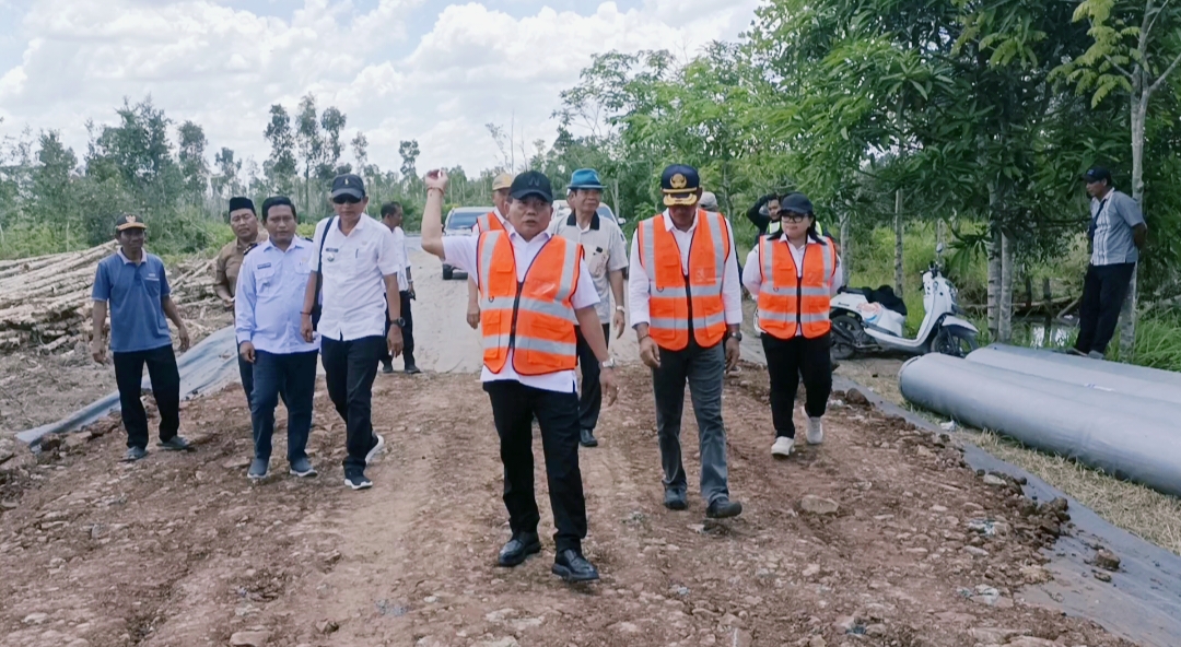 Bupati Wiyatno Tinjau Progres Pembangunan Jalan Basarang–Kapuas Barat