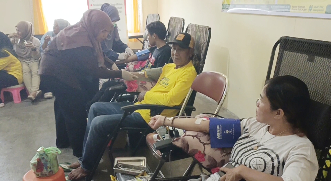 DPD Golkar Kapuas Gelar Donor Darah dan Bagi Sembako di HUT ke-61
