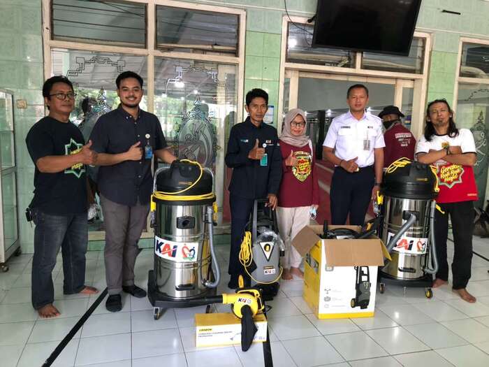 KAI Daop 8 Surabaya Dukung Gerakan Resik Resik Masjid Lewat Bantuan Peralatan Kebersihan dan Aksi Gotong Royong Bersihkan Masjid