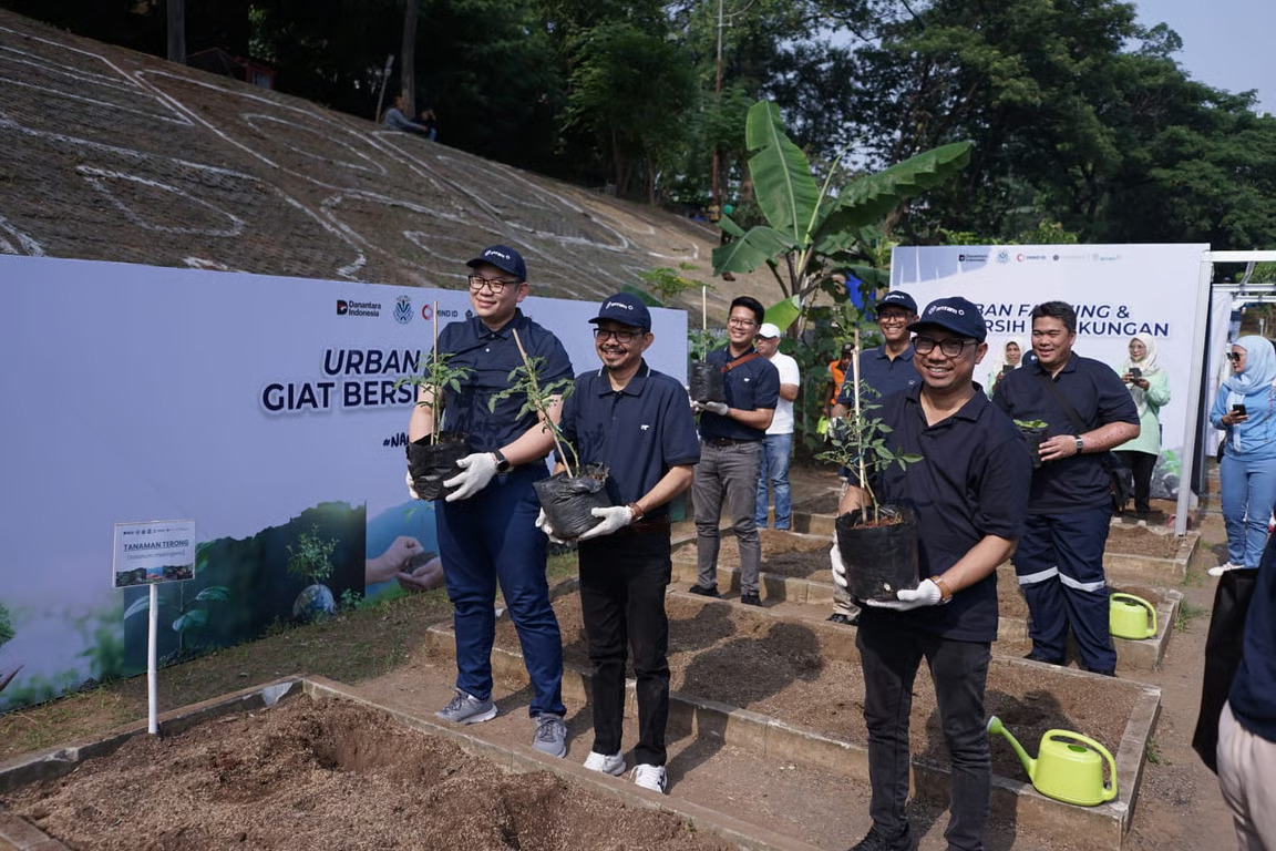 Komitmen ESG ANTAM dalam Peringatan Hari Sungai Sedunia melalui Program Kolaborasi Urban Farming dan Giat Bersih