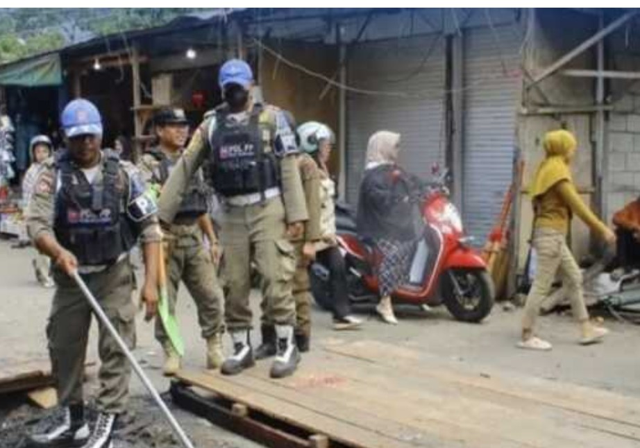 Pemkab Katingan Tertibkan Drainase Pasar Kereng Pangi, Dorong Lingkungan Dagang yang Nyaman