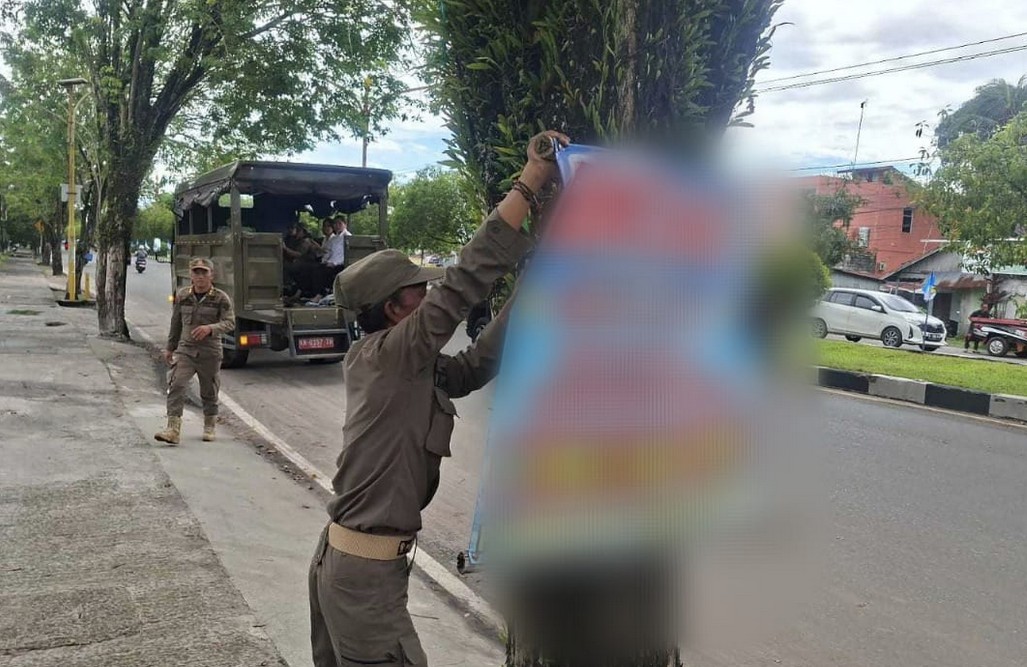 Satpol PP Kalteng Tertibkan Spanduk Ilegal dan Aset Daerah