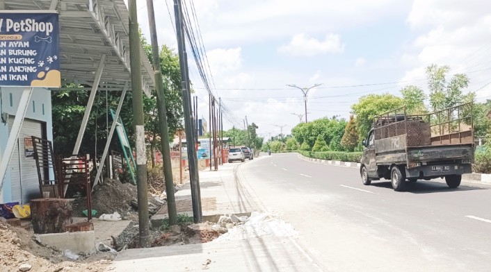 Pemkab Kapuas Minta Pemilik Jaringan Utilitas Segera Pindahkan Tiang dari Bahu Jalan