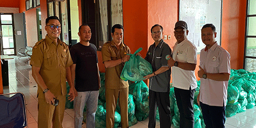 Peduli Korban Banjir, GAPKI Seruyan Salurkan Bantuan Paket Sembako