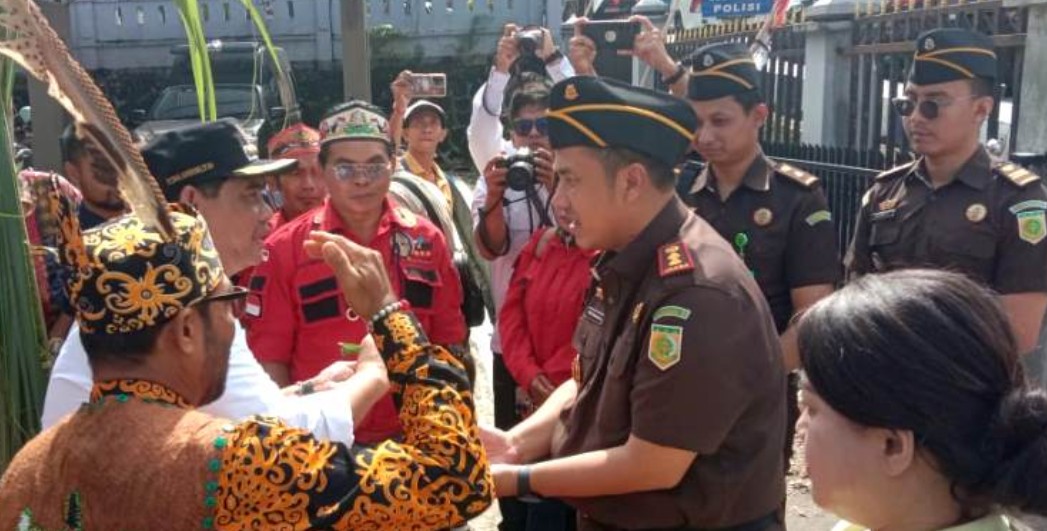 Prosesi Adat Sambut Kajari Baru, Barito Utara Teguhkan Sinergi Penegakan Hukum