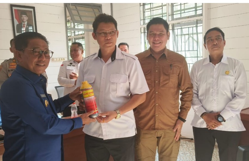 Pemkab Mura Salurkan Bantuan Pertanian ke 161 Kelompok Tani