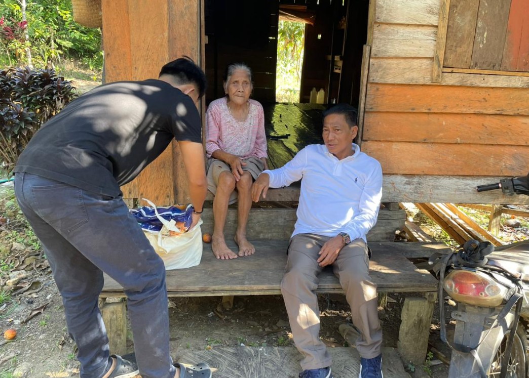 Hari Jadi ke-23, Bupati Mura Berbagi Sembako ke Warga