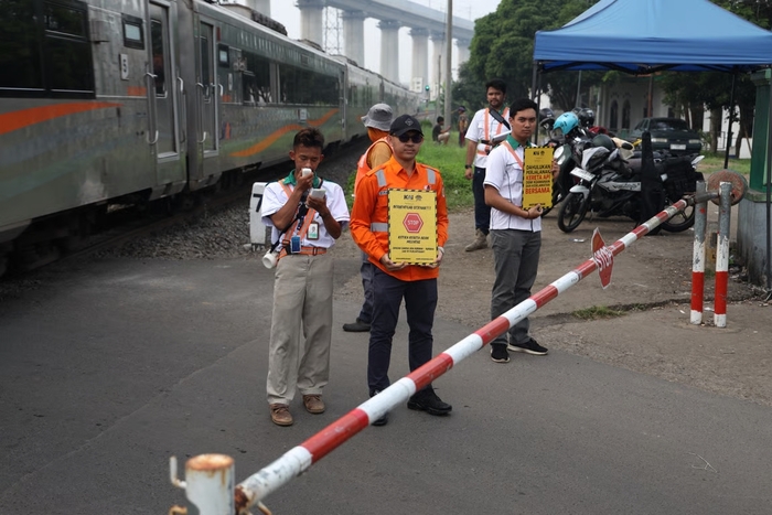 KAI Daop 2 Bandung Himbau Masyarakat Utamakan Keselamatan Saat Melewati Perlintasan Sebidang