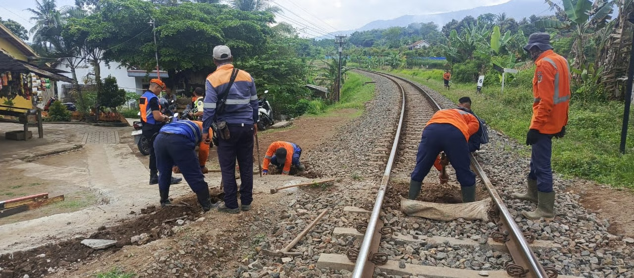 KAI Daop 2 Bandung Terus Himbau Masyarakat Untuk Berhati-Hati Saat Melewati Perlintasan Sebidang