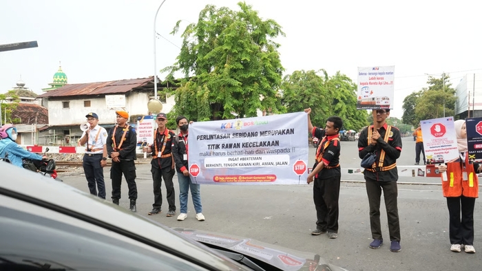 Peduli Keselamatan, KAI Daop 8 Surabaya Gandeng Komunitas Sosialisasikan Keselamatan di Perlintasan Sebidang