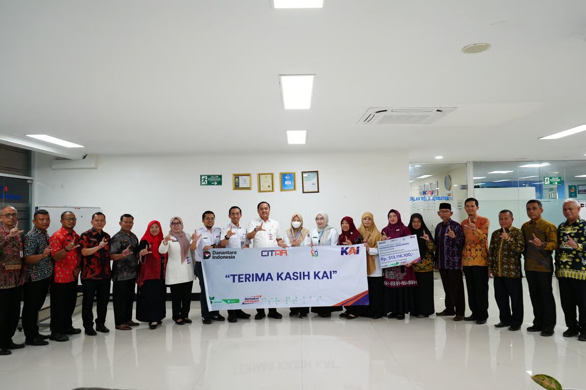 KAI Divre IV Tanjungkarang Wujudkan Komitmen Sosial Lewat Bantuan Pendidikan Rp513 Juta di Lampung