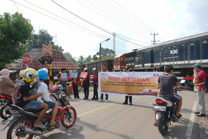 KAI Divre III Palembang Imbau Pengendara Untuk Berhati-hati Ketika Melintas di Perlintasan Kereta Api