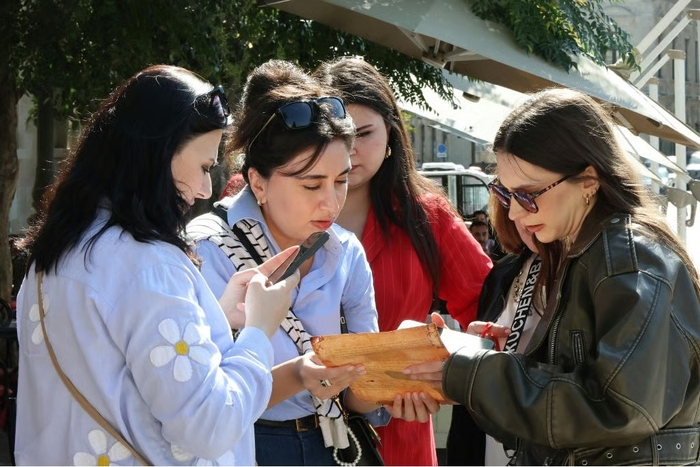 Mengapa Gaya Hidup Teman Bisa Jadi Musuh Dompet Sendiri?