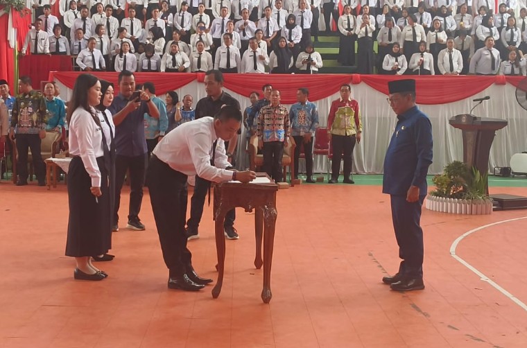 Bupati Heriyus Serahkan SK 1.313 PPPK Paruh Waktu