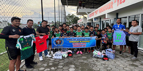 SIWO PWI Kalteng Serahkan Bantuan Pelaratan Olahraga kepada SSB Sylva dan Rajawali Sakti