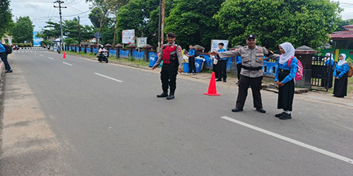Pamapta Polres Seruyan Kawal Arus Pulang Sekolah di SMPN 1 Kuala Pembuang