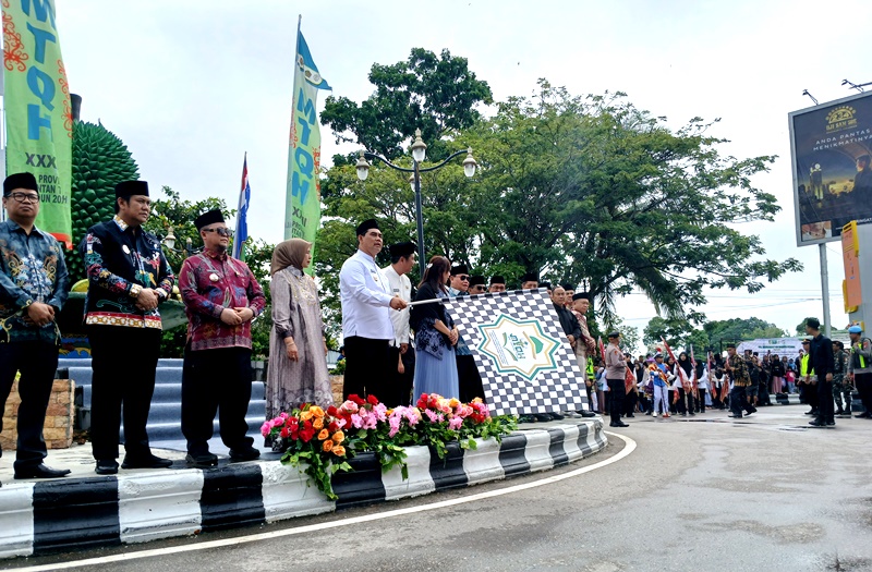 Bupati Shalahuddin Lepas Pawai Ta’aruf MTQH XXXIII Semarakkan Kota Muara Teweh