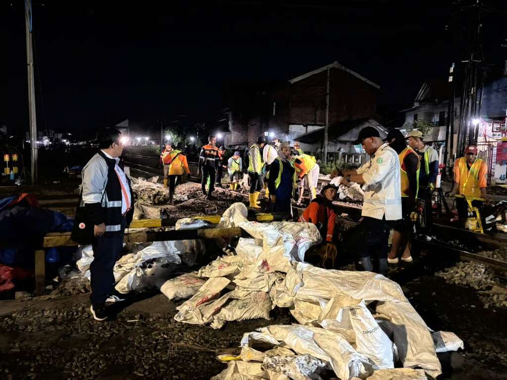 Pekerjaan Perbaikan Geometri Jalan Rel di Mulai, KAI Daop 4 Imbau Masyarakat Berhati-Hati saat Melintasi Perlintasan KA di Jalan Kaligawe