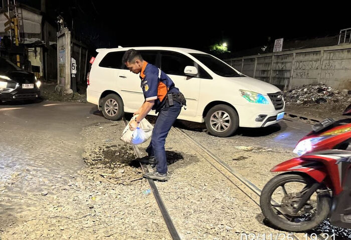 Demi Keselamatan Bersama, KAI Daop 1 Jakarta Lakukan Perbaikan Jalur dan Ajak Masyarakat Tertib di Perlintasan Sebidang