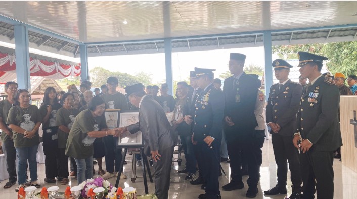 Bupati Kapuas Lepas Jasad Pejuang Kemerdekaan Cornelius Willem ke TMP Sanaman Lampang