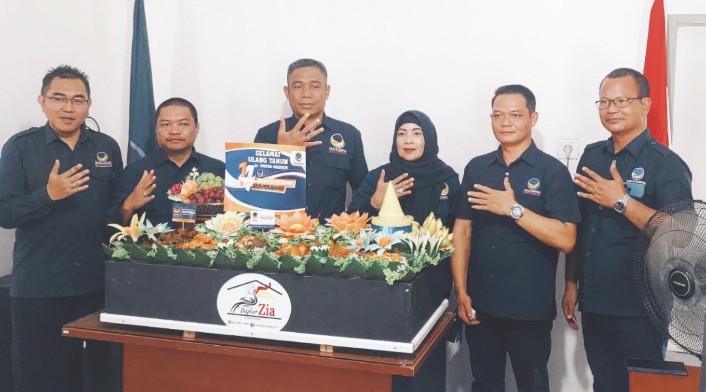 DPD Partai Nasdem Kapuas Rayakan HUT ke-14, Gelar Pembagian Sembako dan Potong Tumpeng