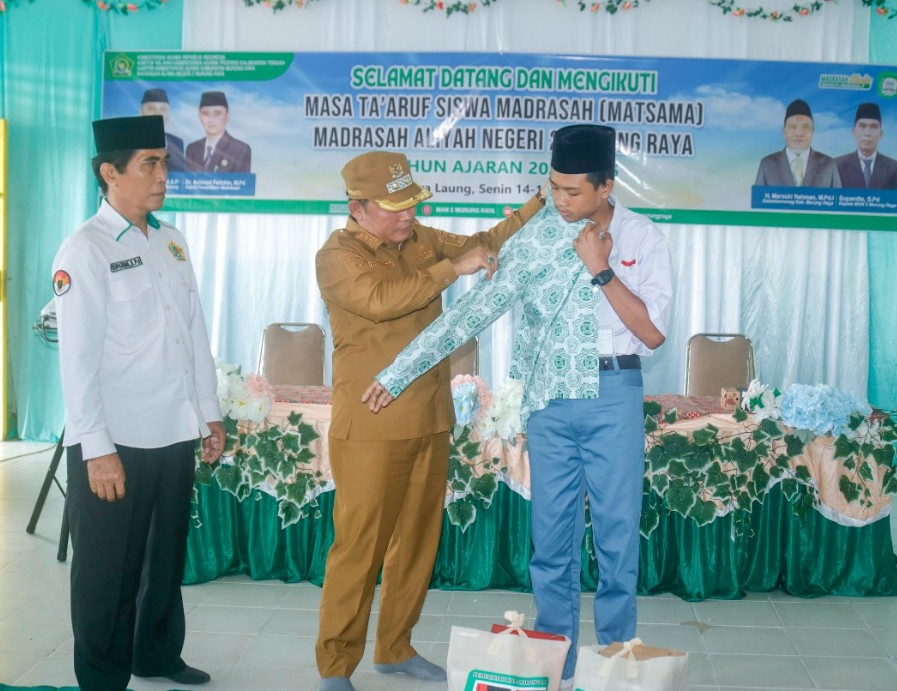 Rahmanto Muhidin Serahkan Bantuan Seragam ke Siswa Baru MAN 2